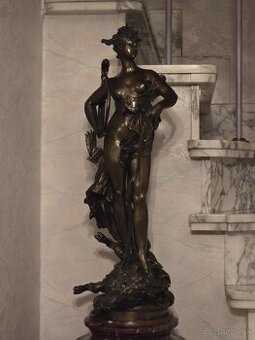 Bronzova socha podpísaná