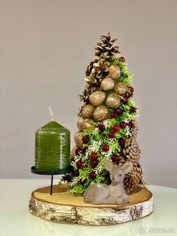 Vianočný stromček zo šišiek, orechov a bobuľkami na dreve