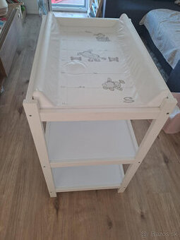 Prebaľovací pult s kolieskami