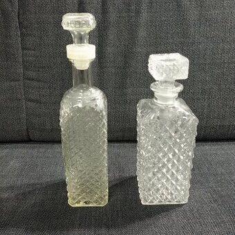 Dve sklenené ozdobné fľaše, karafa na alkohol
