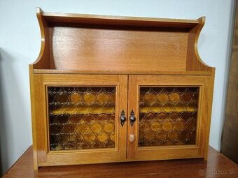 Rustikální police,nábytek s příbehem.
