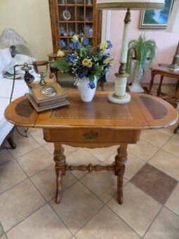 Starožitný rozkladací stolík