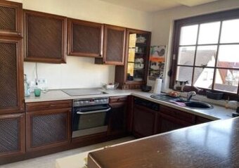 Elegantní tmavá linka z masivu se spotřebiči,6398