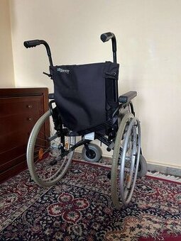 Invalidný vozík mechanický skladací