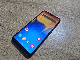 Samsung A20e ma len bezne znamky pouzivania ale ziadne prask