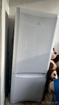 Predám chladničku s mrazničkou Indesit