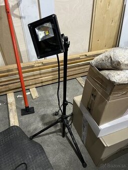 LED reflektor 10W so stojanom