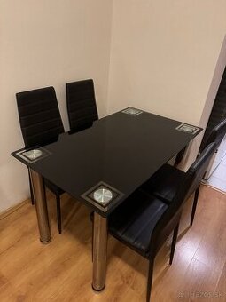 Jedalensky stol a stoličky
