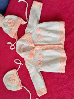 Strikovany svetrík + 2 čiapky