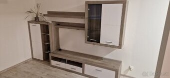 Obývačková stena s LED podsvietenim.