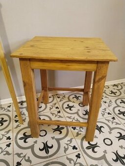 Starý stolek, stolička, židle po renovaci
