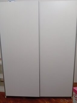 Biela šatníková skriňa