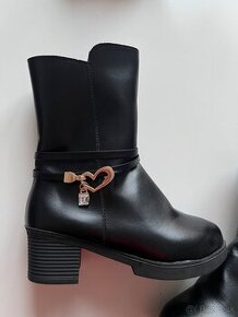 Teplé pohodlné zimné čierne čižmy