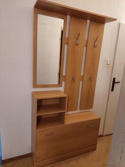 botník so zrkadlom a vešiakom do predsiene