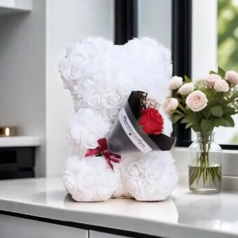 Medveď z ruží biely s kyticou