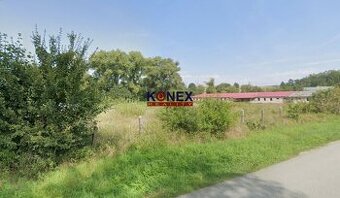 ID-3153 NA PREDAJ Rozľahlý pozemok s veľkou halou pri obci D