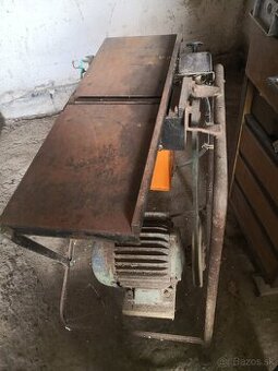 Hobľovačka domácej výroby.