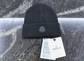 Nová čierna čiapka MONCLER – štýlová a teplá