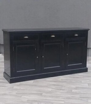 Komoda čierna trojdverová.