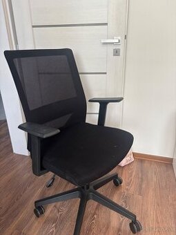 Kancelárska čierna stolička