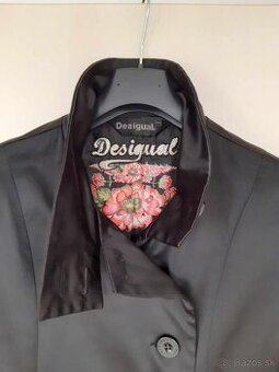 Krásny a kvalitný kabát zn. Desigual, veľ.40