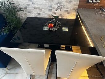 Stôl a stoličky - 1