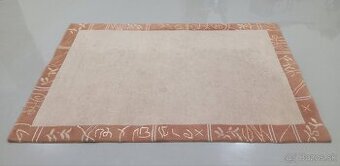 nadčasový vlnený koberec v medovej farbe