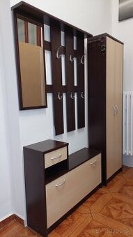 Vešiakova stena s botníkom.