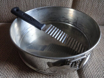 Forma na toru a vrubkovany noz