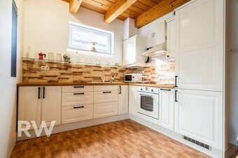 ÚTULNÝ 2 izb. BYT s POZEMKOM a PARKINGOM - Hrachová, Bratisl