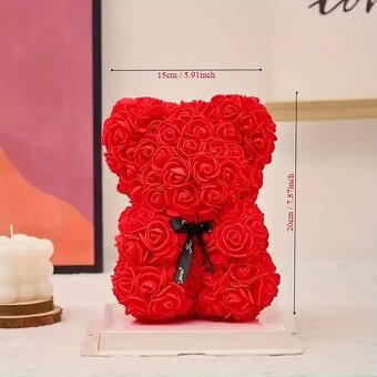 Medveď z ruží červený