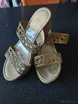 Šľapky na platforme