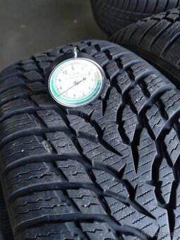 215/60 R 17 zimné Nokian.
