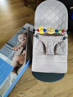 Lehátko babybjorn+ hračka