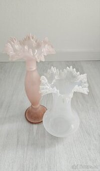 Predám lacno dve vázy z mliečneho skla