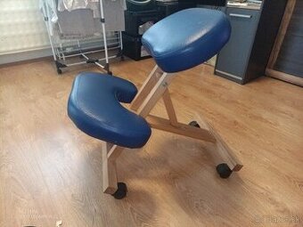 Drevená klakacia stolička