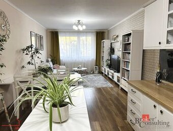 NA PREDAJ | Priestranný 3-izb byt s vlastnou predzáhradkou –