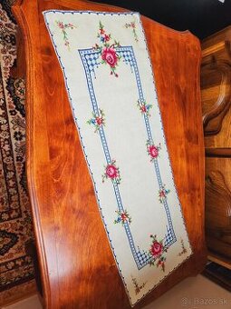 Krásna maslová štóla zdobená pestrou ružovo modrou výšivkou