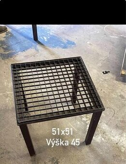 Maly stolík kovový