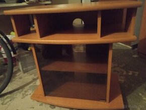 Dizajnová skrinka a poschodová posteľ.