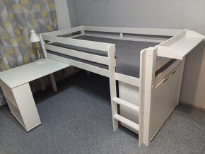Vyvýšená posteľ s pc stolíkom a komodou