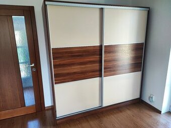 Šatníková skriňa 210x200x60 cm, posuvne dvere