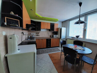 Prenájom 3-izbový byt, 76 m2, balkón, centrum Levice