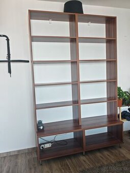 Knižnica a pracovný stôl