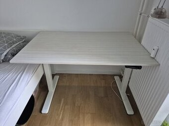 Pracovný stôl vyškovo nastaviteľný