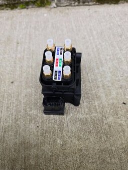 Rozdelovacia kocka vzduchoveho podvozku Audi,