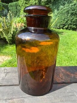 Velká skleněná lékárnická nebo skladovací dóza.