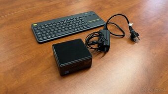 Intel NUC 7 Essentials Kit + Logitech Touch Keyboard K400