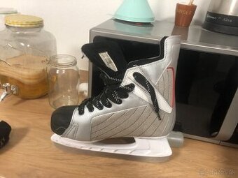 Chlapcenske korcule na hokej 41