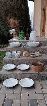 Šálky, lampa, smalt, pivová fľaša, misa, vidlička..